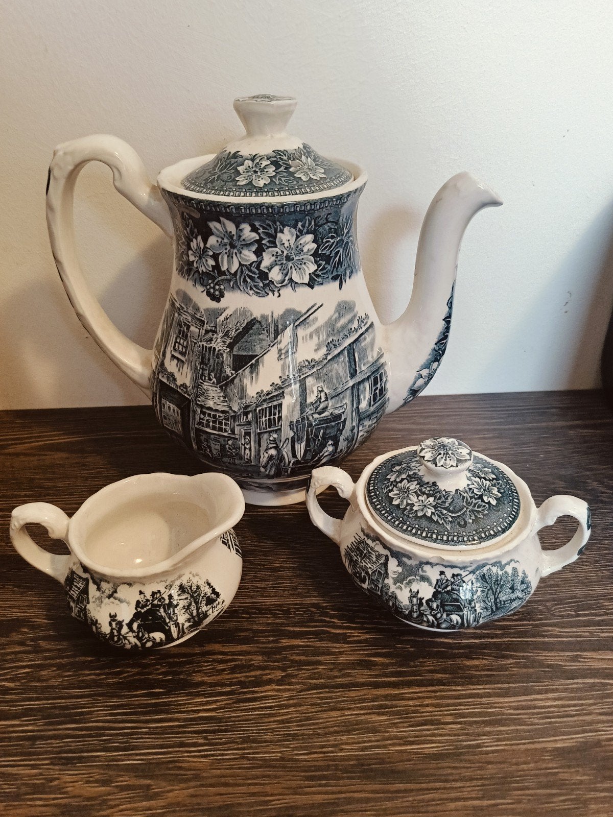 Vintage Johnson Bros The Friendly Village servies, Antiek en Kunst, Antiek | Servies los, Ophalen