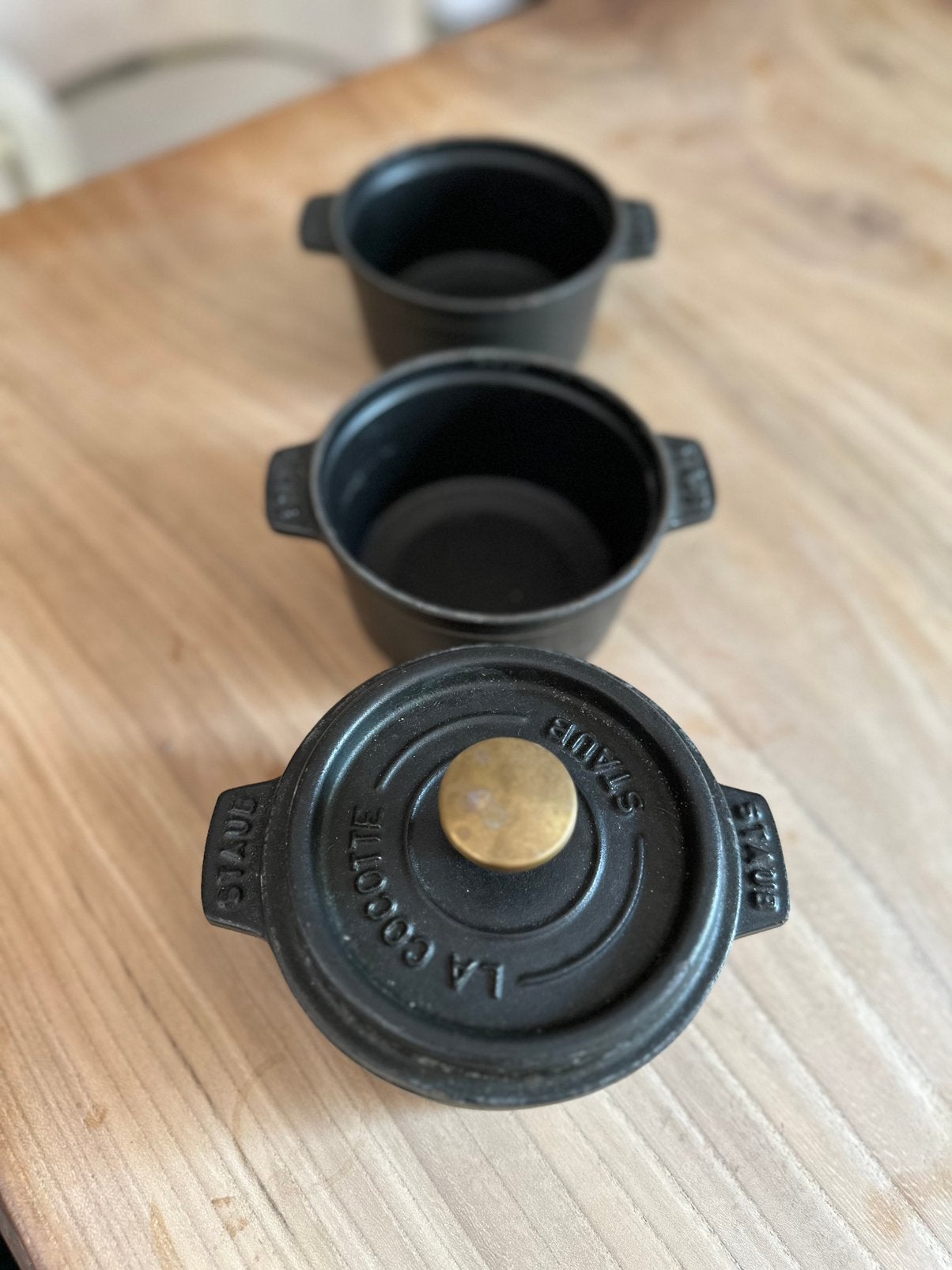 Drietal mooie gietijzeren pannen van Staub diameter 14cm, Ophalen of Verzenden, Zo goed als nieuw, Gietijzer, Overige typen