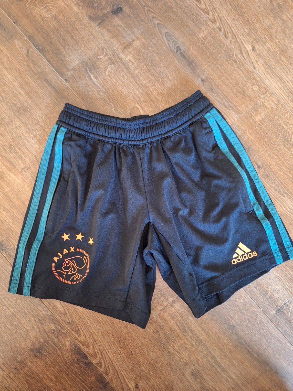 Adidas Ajax voetbalbroekje maat 128 - Zo goed als nieuw, Kinderen en Baby's, Kinderkleding | Maat 128, Adidas, Sport- of Zwemkleding