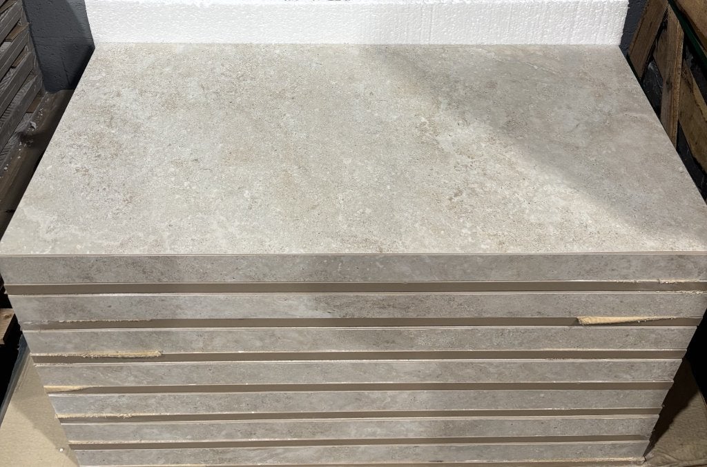 Zwembadrand-Traptrede Dolomia Almond 900x450x50mm R11, Hoofdweg 131, Keramiek, Nieuw, Ophalen of Verzenden