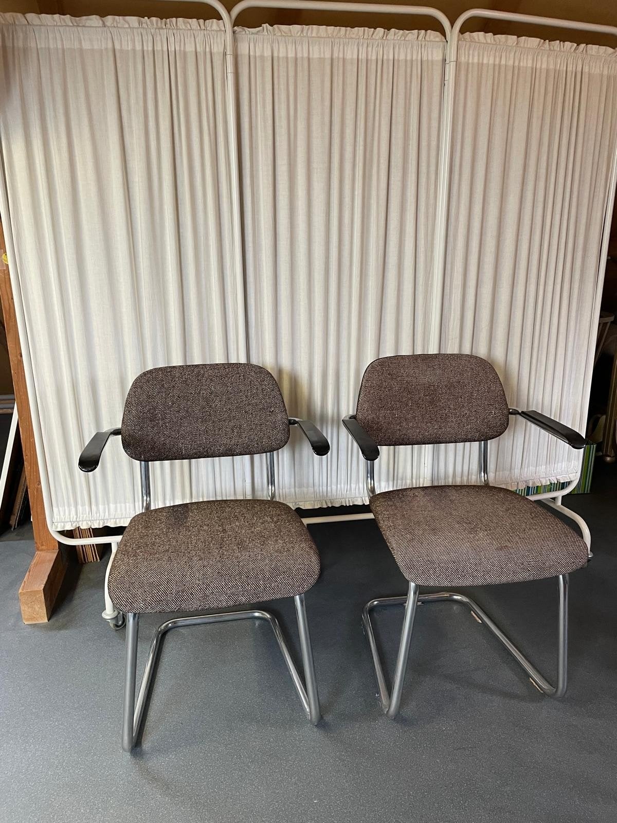 BIJNA GRATIS TWEE ARMSTOELEN EETTAFELSTOELEN, Ophalen, Gebruikt, Twee