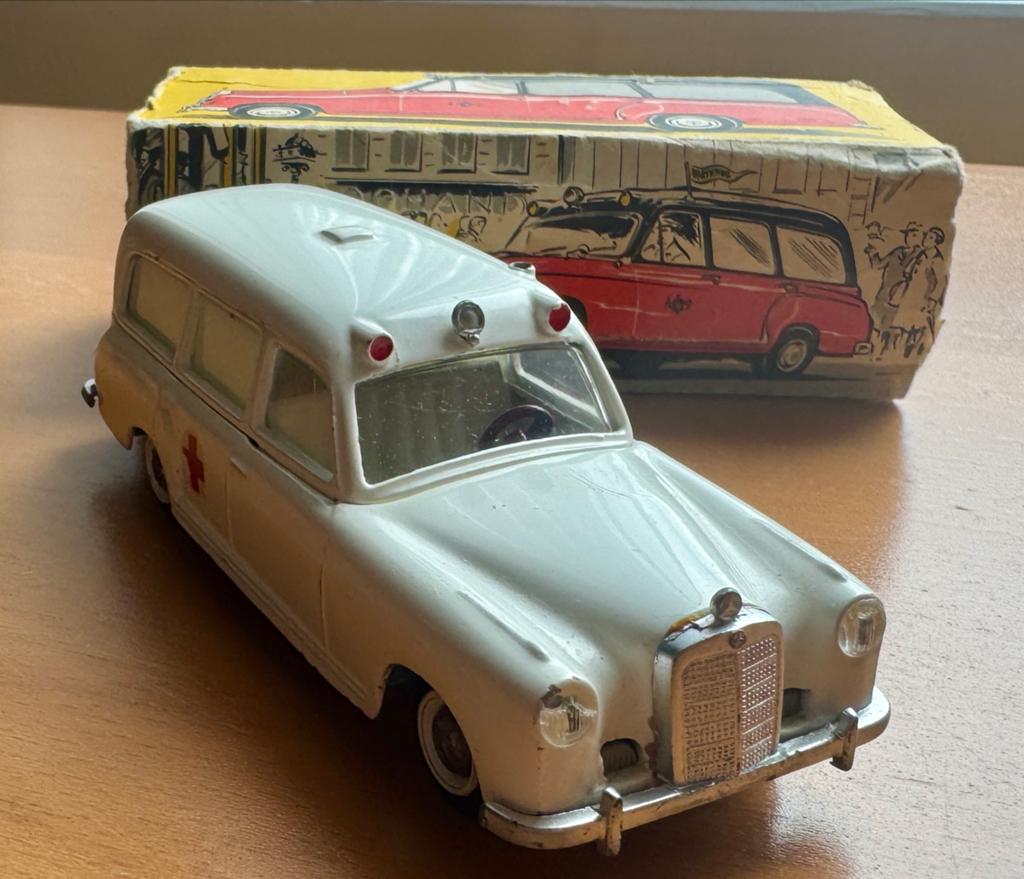 Tekno Mercedes-Benz Ambulance 731 met doos, Ophalen, Zo goed als nieuw, Auto, Overige merken