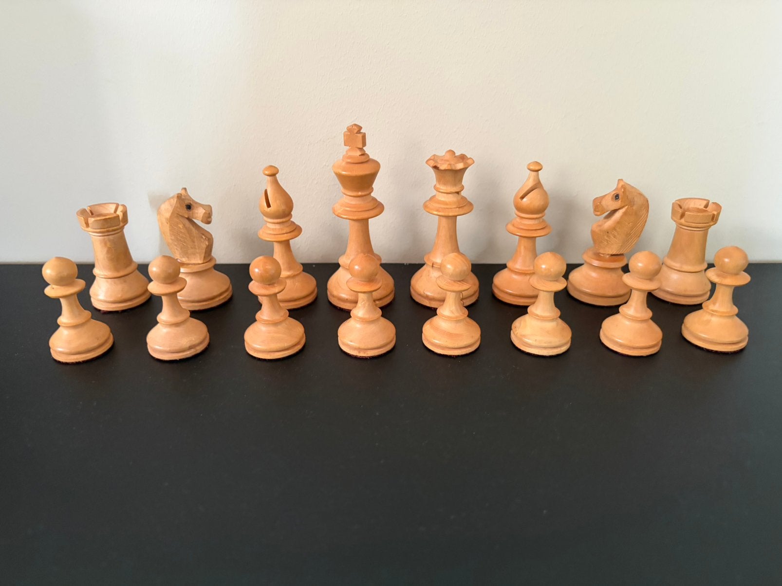 Vintage Houten Staunton Schaakstukken (1958) Toernooiformaat, Hobby en Vrije tijd, Ophalen of Verzenden, Zo goed als nieuw