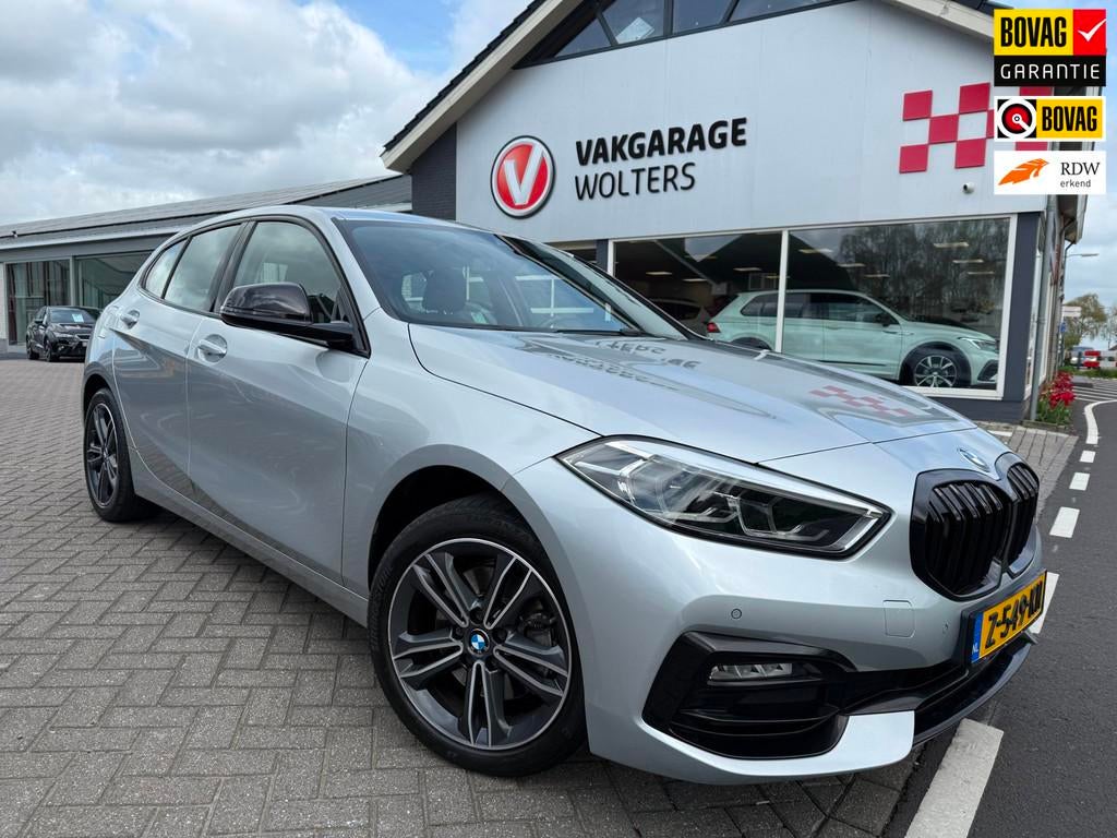BMW 1-serie 118i High Executive. RIJKLAARPRIJS! TREKHAAK/AUT, 12 maanden, Gebruikt, Leder en Stof, Bedrijf