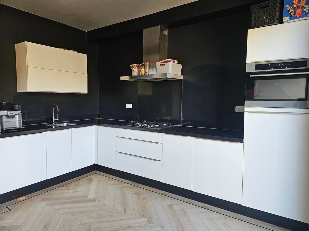 Nette keuken ( zelf demonteren eind mei), Huis en Inrichting, Keuken | Complete keukens, Gebruikt, Hoekkeuken, Wit, Composiet