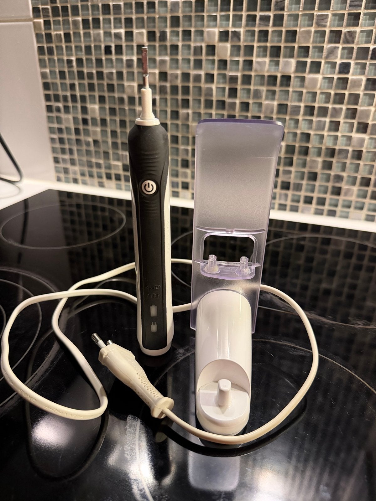 Oral-B elektrische tandenborstel met oplader, Ophalen of Verzenden, Gebruikt, Mondverzorging