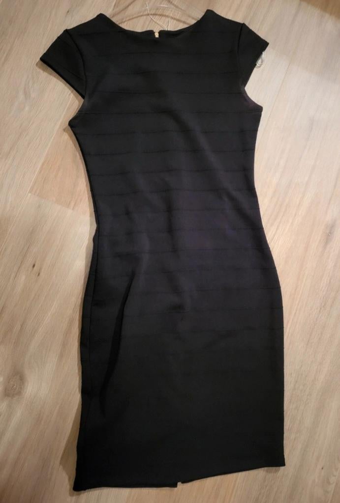 Stijlvolle Zwarte Jurk met Korte Mouwen maat s, Kleding | Dames, Zwart, Ophalen of Verzenden, Zo goed als nieuw, Knielengte