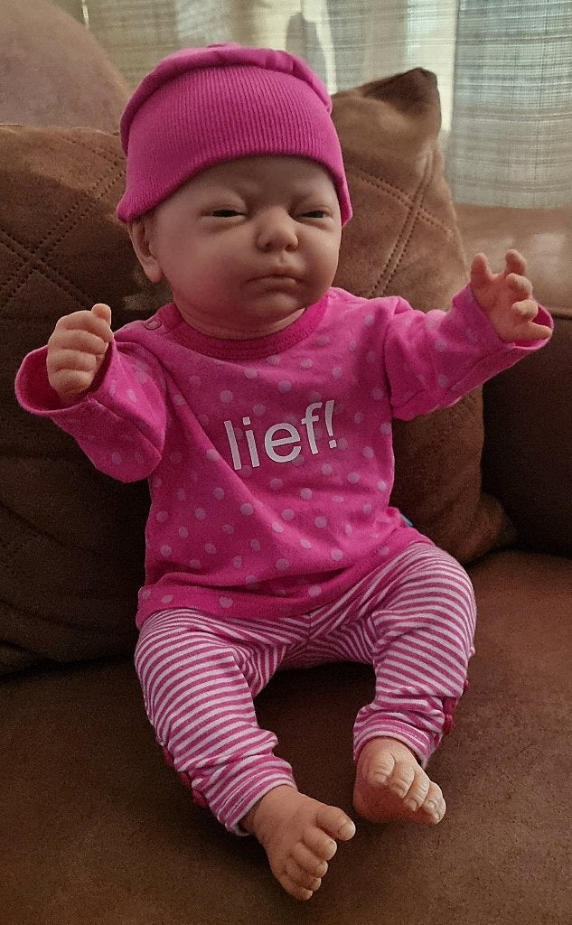 Levensechte babypop met LIEF kleertjes, Ophalen of Verzenden, Zo goed als nieuw, Babypop