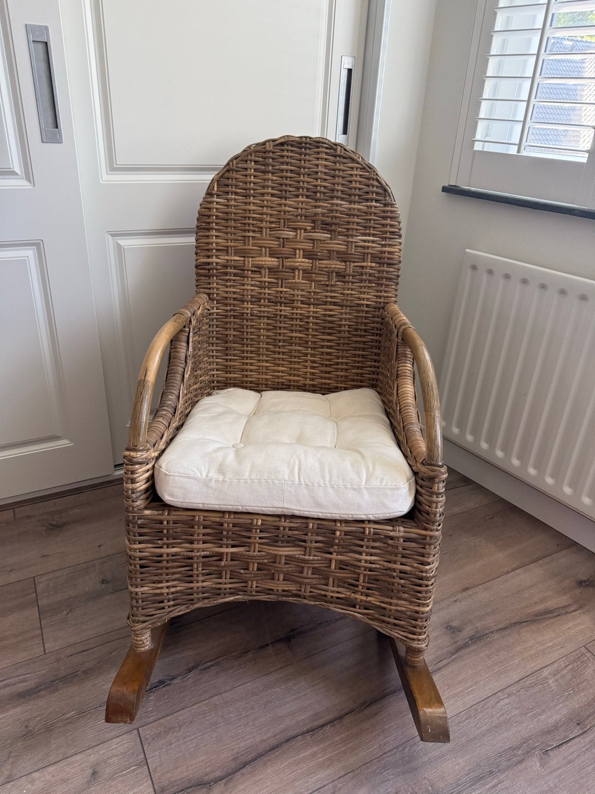 rotan schommelstoel met kussen van babypark, Huis en Inrichting, Stoelen, Ophalen, Gebruikt, Bruin, Riet of Rotan