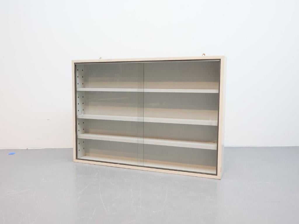Vintage vitrinekast | Uit een oude apotheek., Ophalen, 100 tot 150 cm, Glas, .