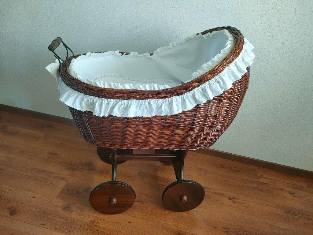 Rieten babywiegje op wielen  met toebehoren, Ophalen, Zo goed als nieuw, Wieg