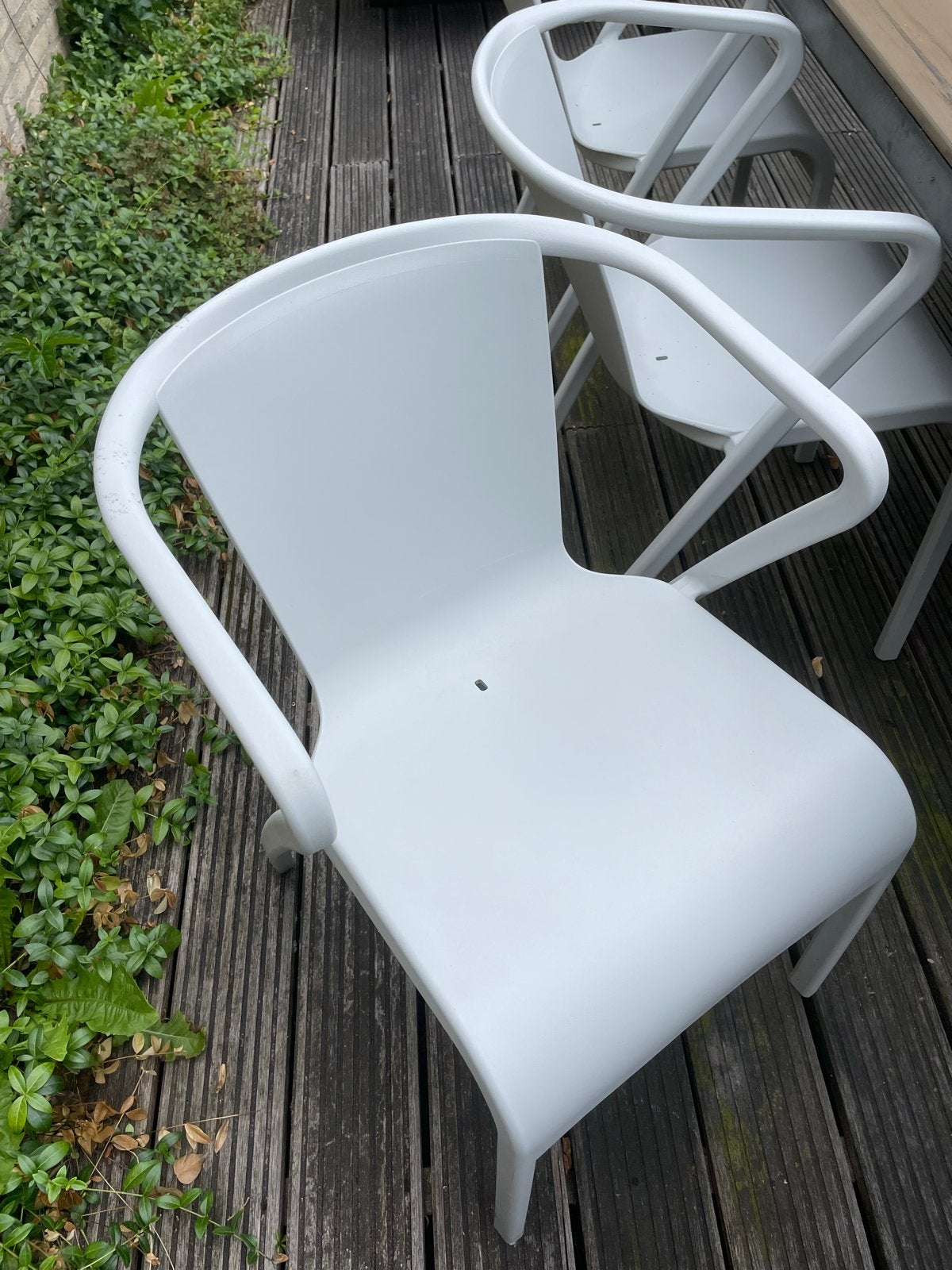 Tuintafel met houtlook blad en 6 witte kunststof stoelen, Ophalen, Gebruikt, Eettafel, 6 zitplaatsen