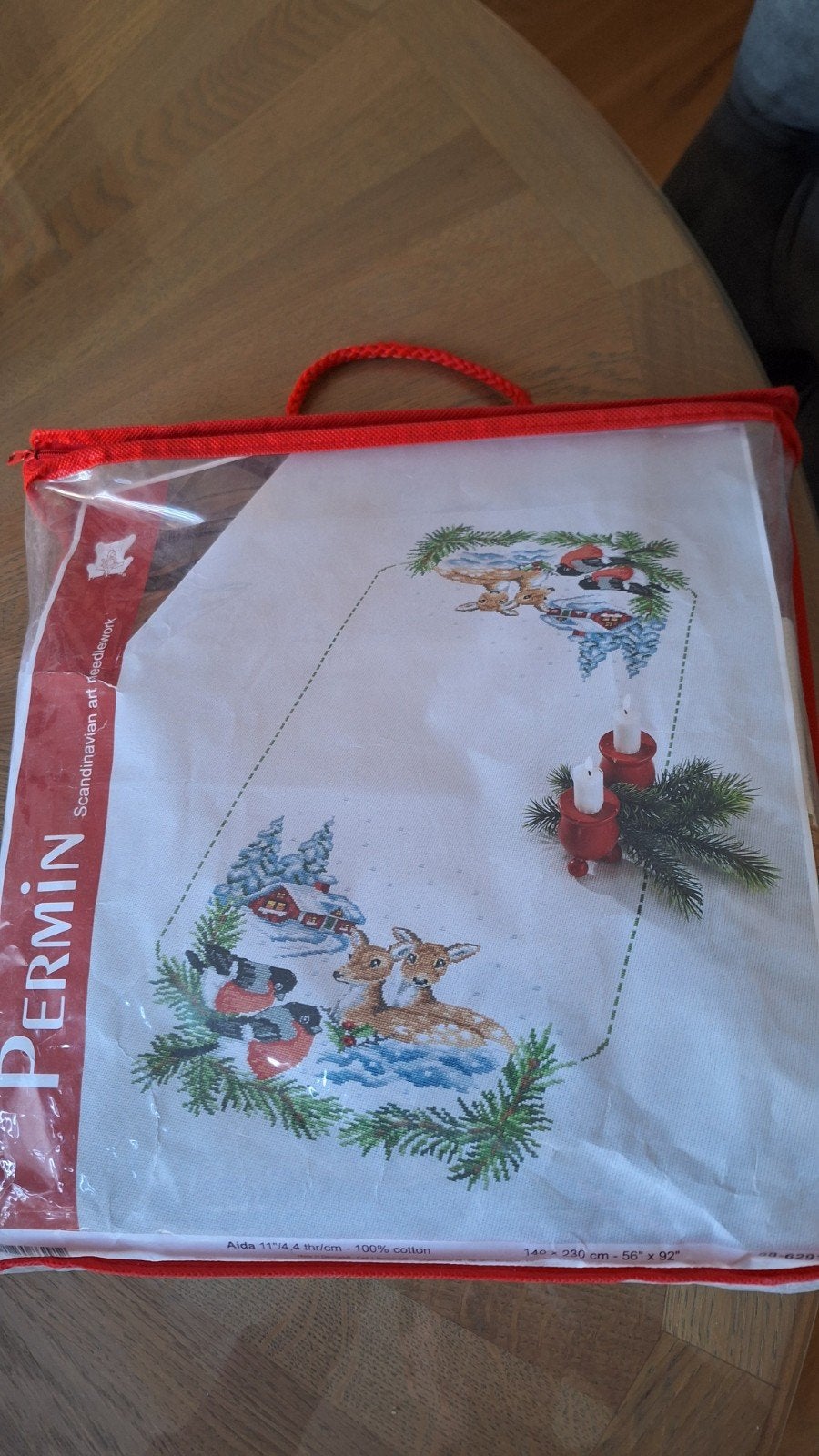 Borduurpatroon Kersttafelkleed met borduurgaren., Ophalen of Verzenden, Nieuw, Patroon