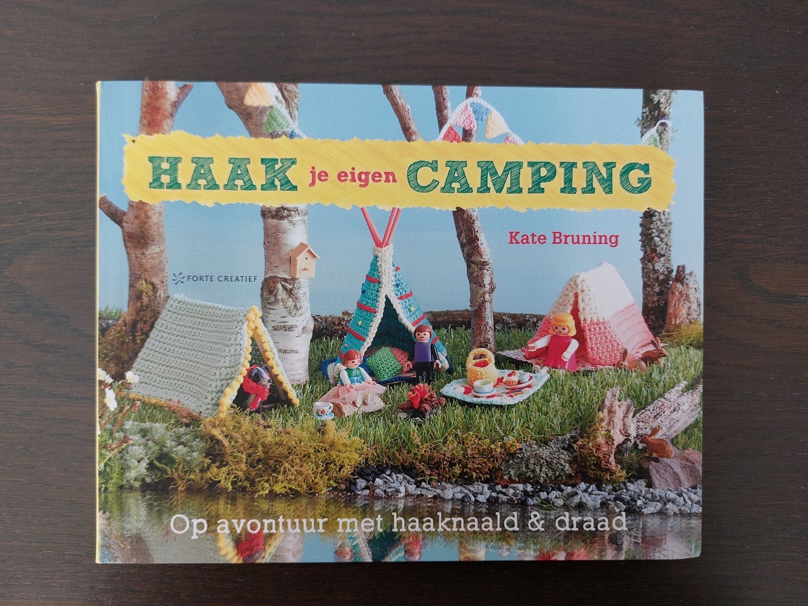 Haakboek Haak je eigen camping van Kate Bruning., Ophalen, Zo goed als nieuw, Breien en Haken