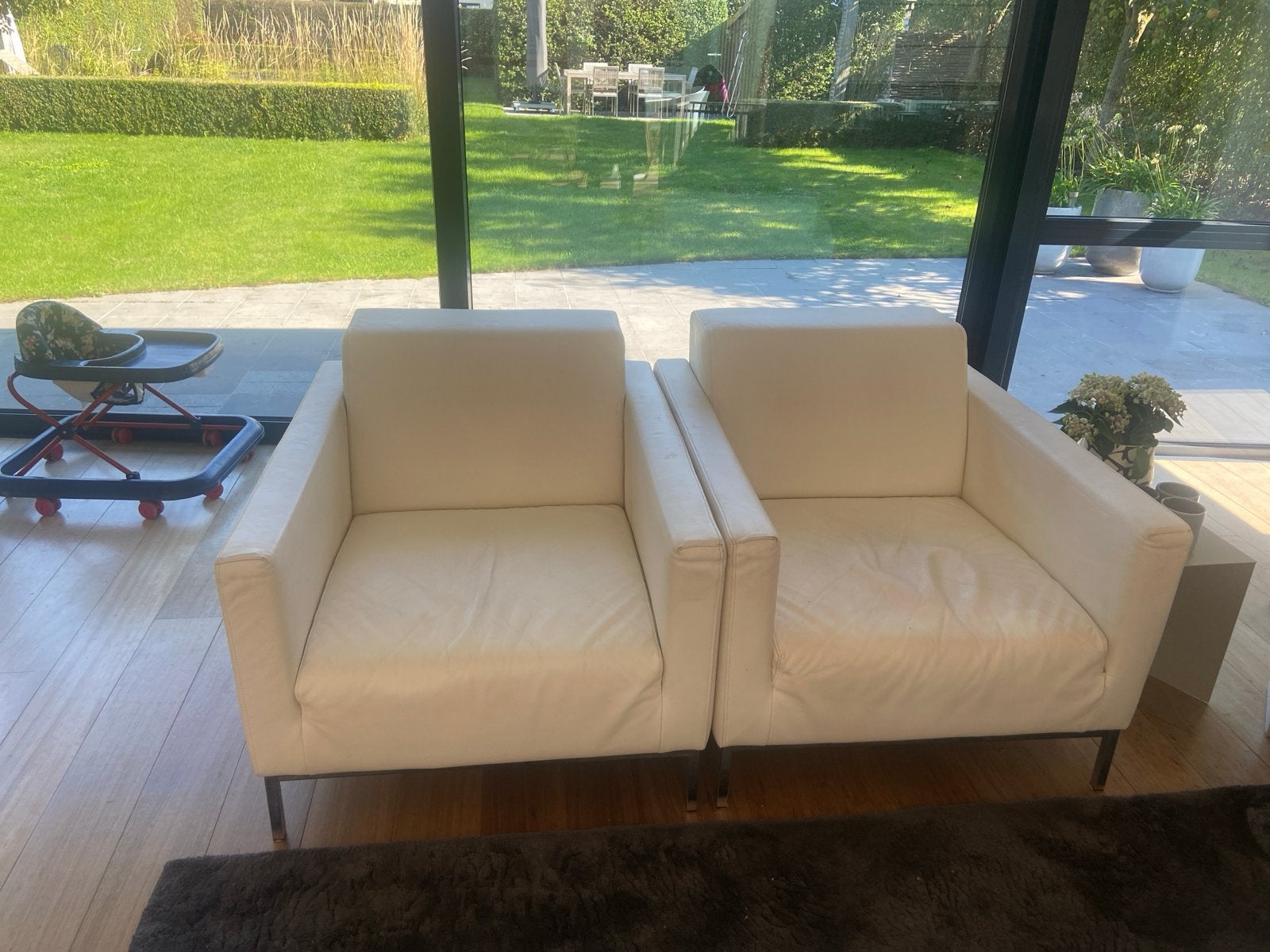 Set van 2 Witte Leren Fauteuils met Metalen Poten, Ophalen, Gebruikt, Minder dan 75 cm, Leer