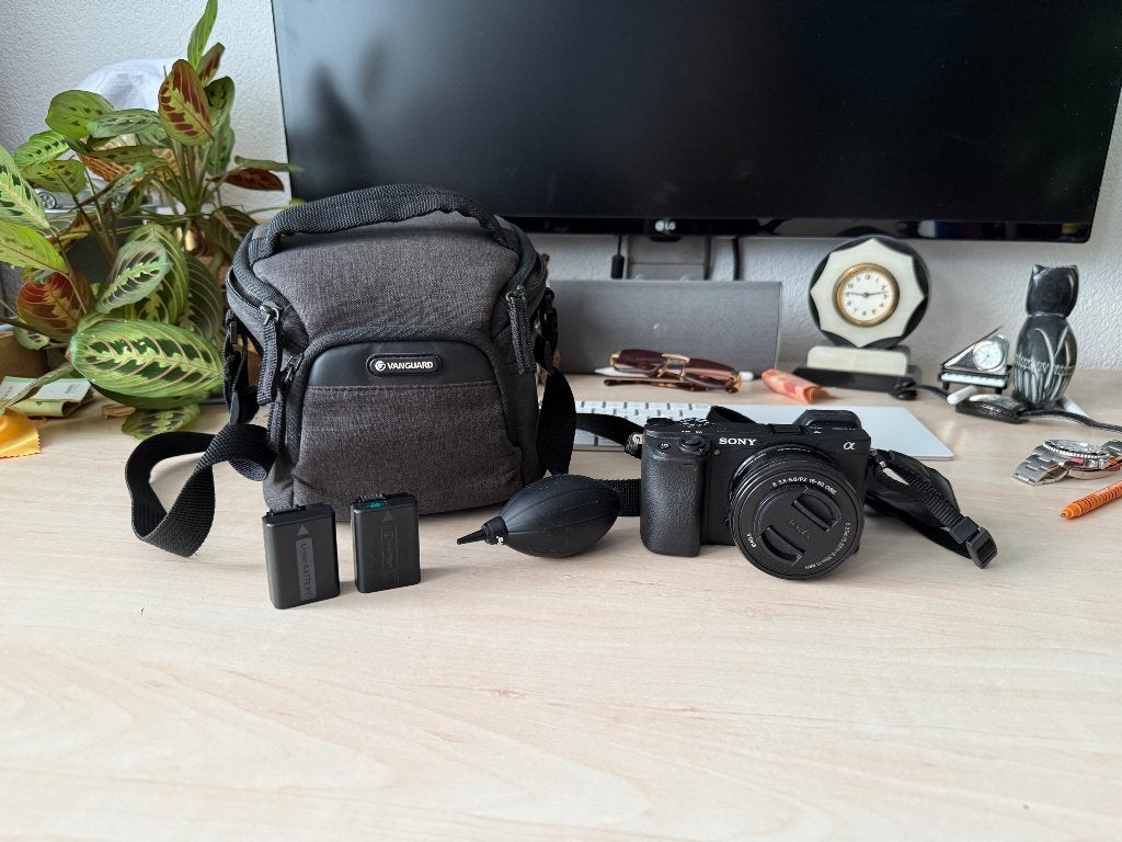 Sony a6400 + 16-50mm lens + 2 batterijen + tas, Ophalen of Verzenden, Zo goed als nieuw, Sony, Geen optische zoom