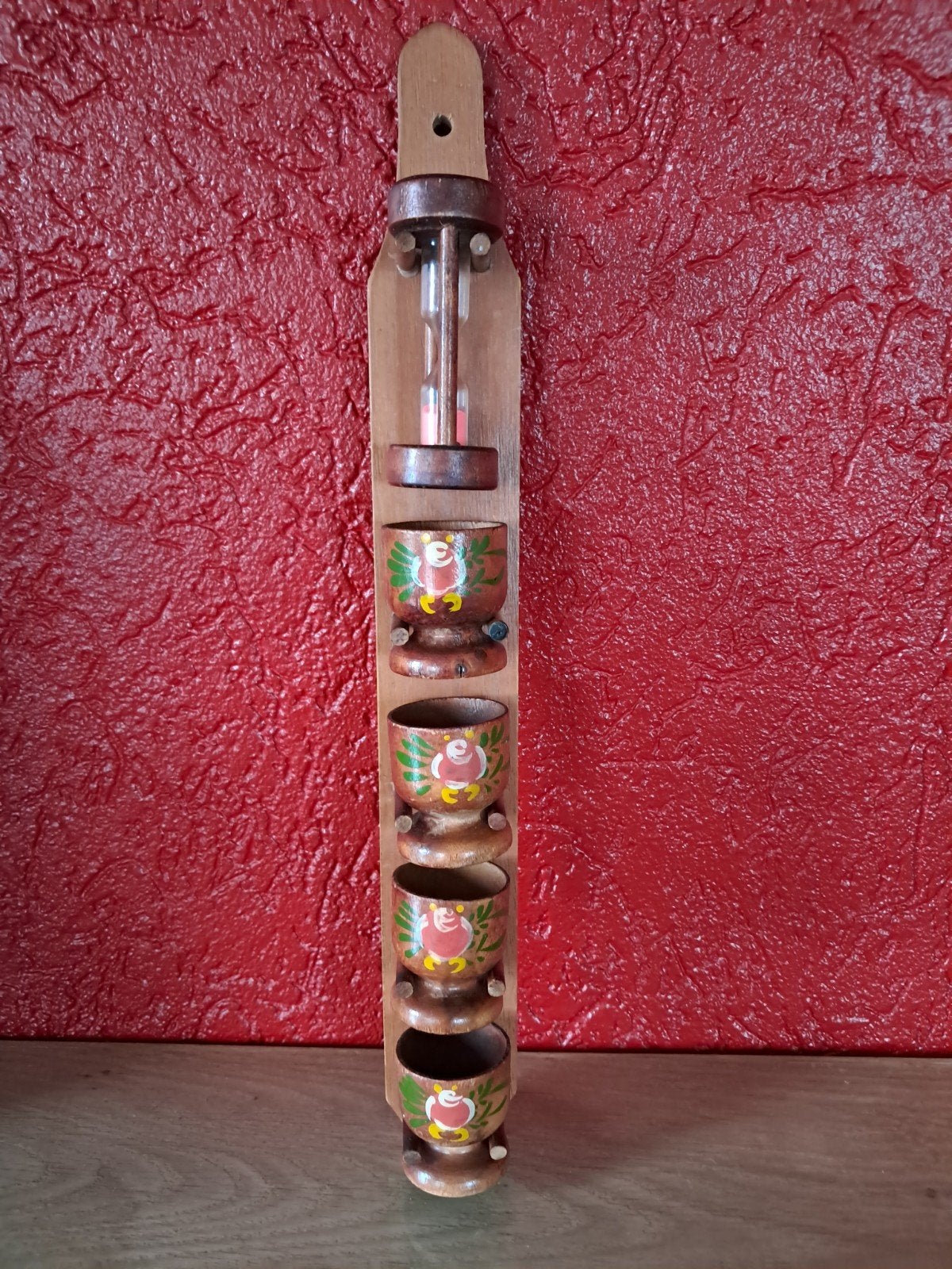 Vintage houten wandrek met vier handbeschilderde eierdopjes., Ophalen of Verzenden