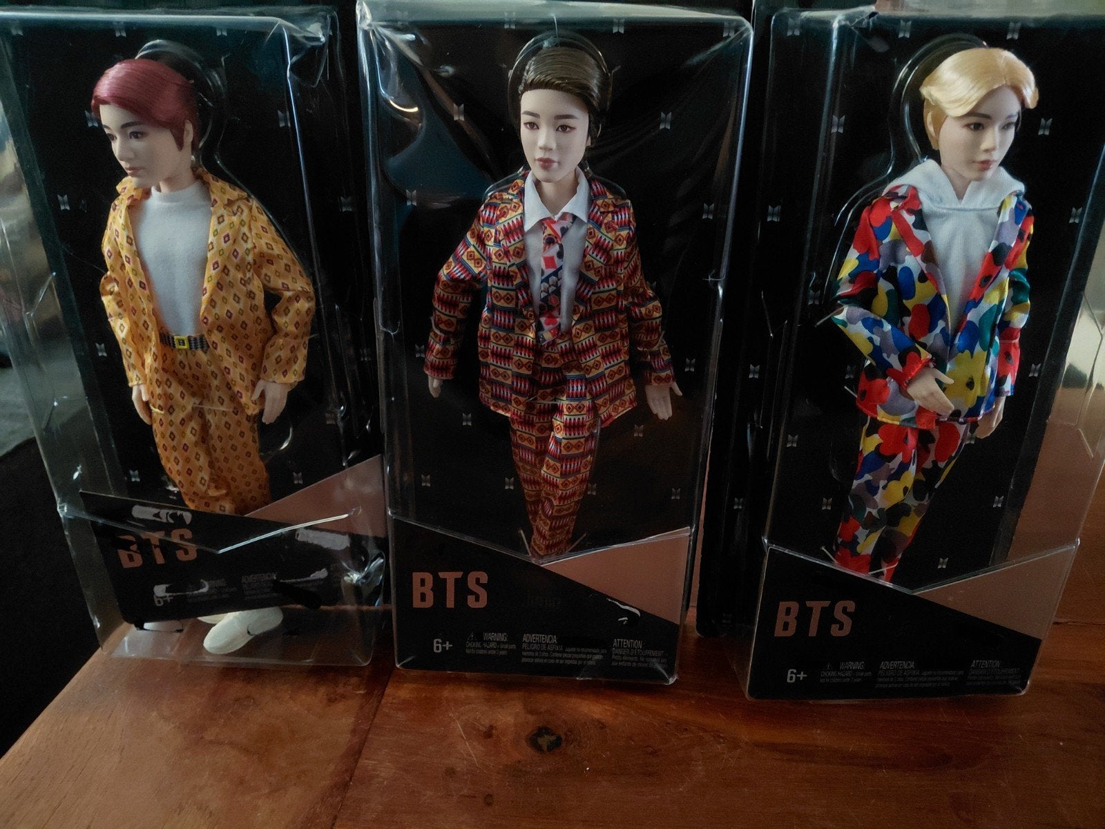 BTS Mattel pop - V (Taehyung) met beschadigde verpakking, Ophalen of Verzenden, Nieuw