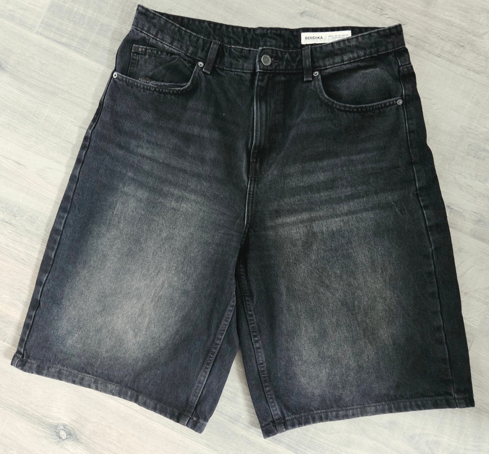 Bershka Zwarte Denim Shorts - Maat 44 zgan (4), Zwart, Ophalen of Verzenden, Gedragen, Bershka