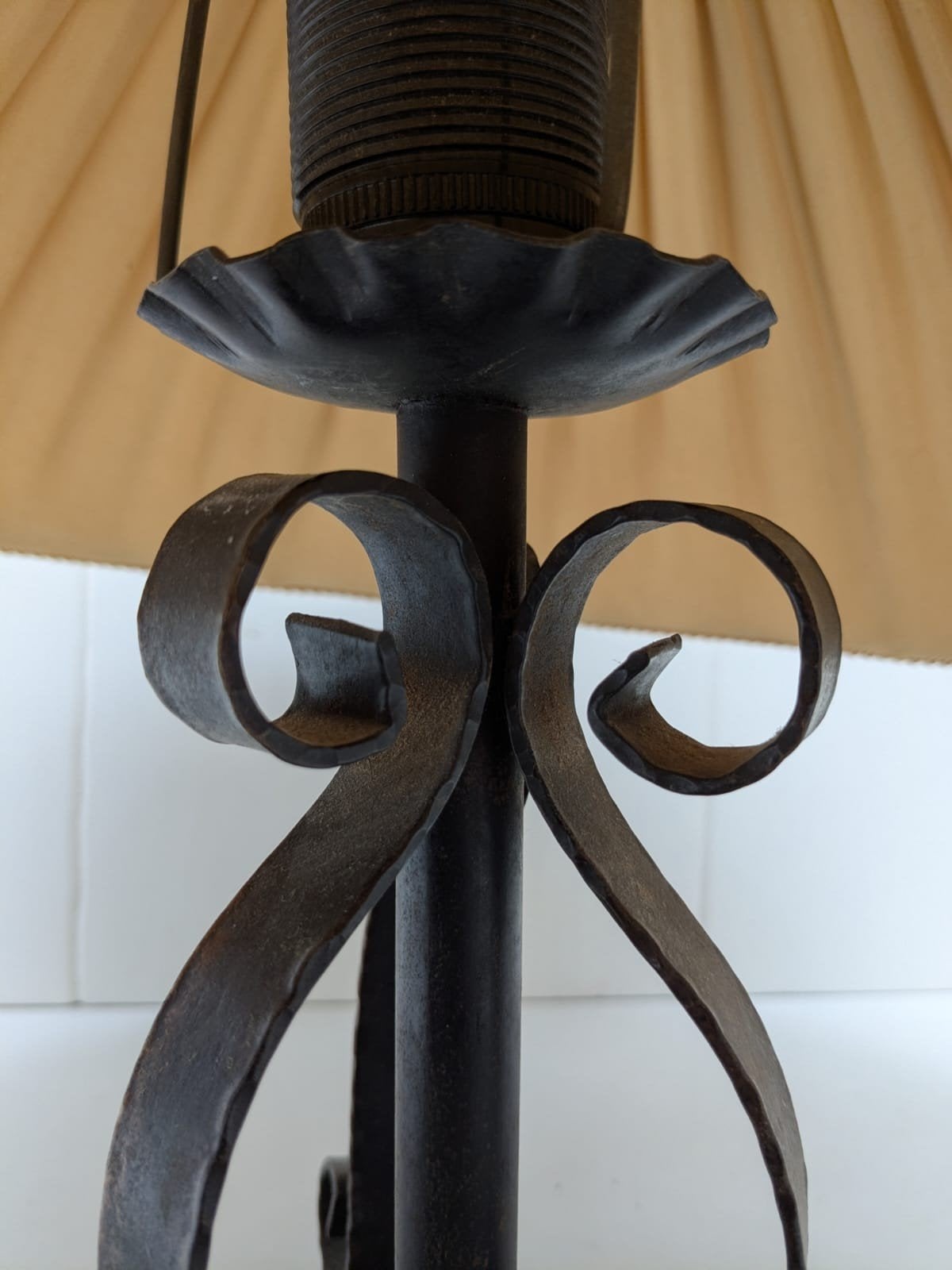 Vintage smeedijzeren tafellamp met stoffen kap, Antiek en Kunst, Ophalen