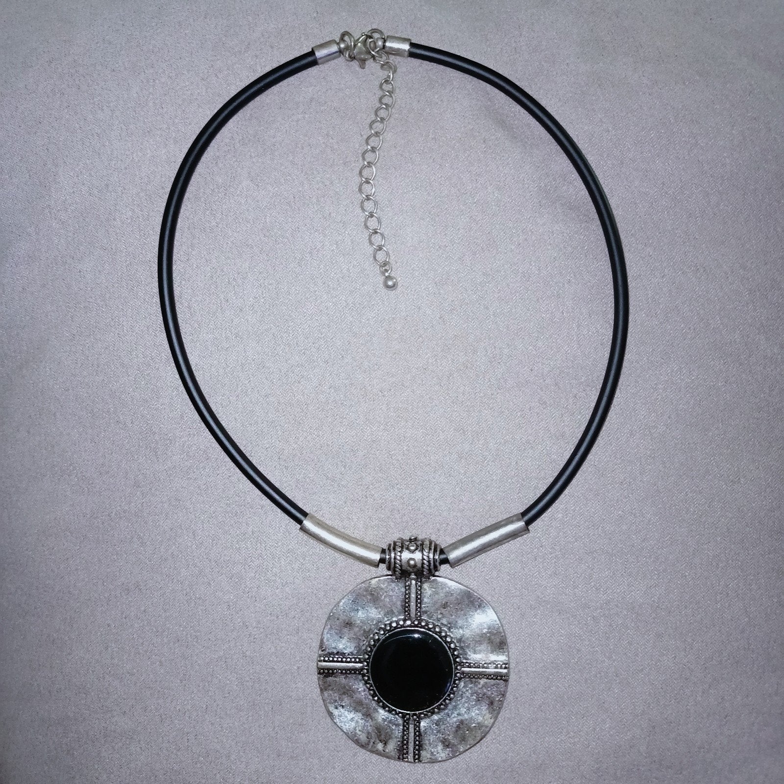 Leuke ketting, zwart met zilverkleurige hanger en ketting., Sieraden, Tassen en Uiterlijk, Zwart, Ophalen of Verzenden, Zo goed als nieuw