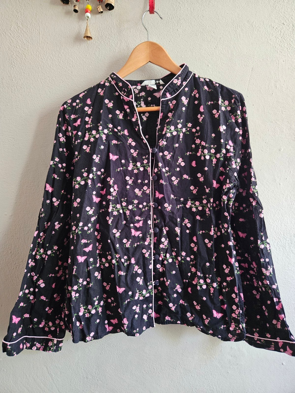 H&M Zwarte Blouse met Roze Bloemen en Vlinders Maat M, H&M, Ophalen of Verzenden, Gedragen, Maat 38/40 (M)