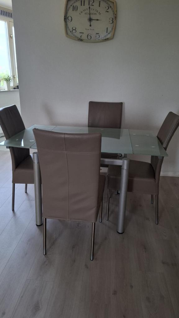 Glazen uitschuifbare eettafel met 4 stoelen, Huis en Inrichting, Tafels | Eettafels, Ophalen, Rechthoekig, 50 tot 100 cm