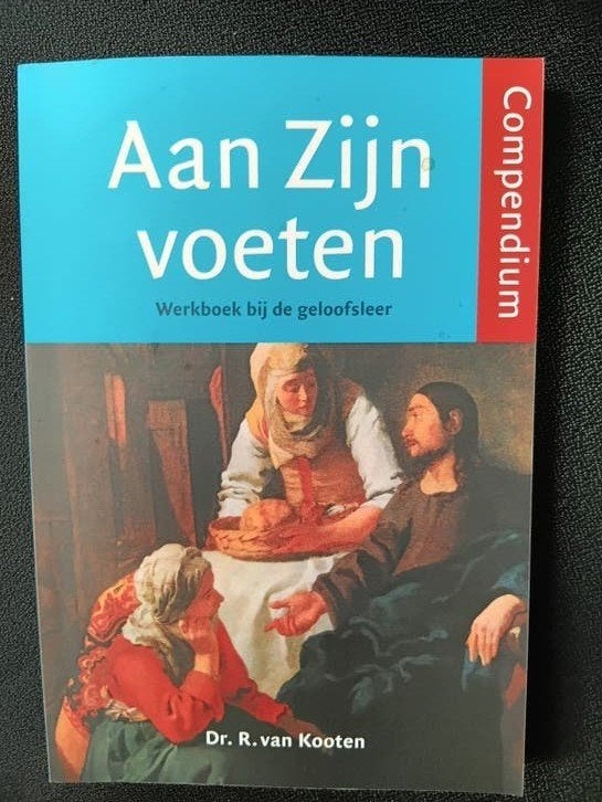 R. van Kooten - Compendium Aan Zijn voeten, Boeken, Godsdienst en Theologie, Ophalen of Verzenden, Zo goed als nieuw, R. van Kooten