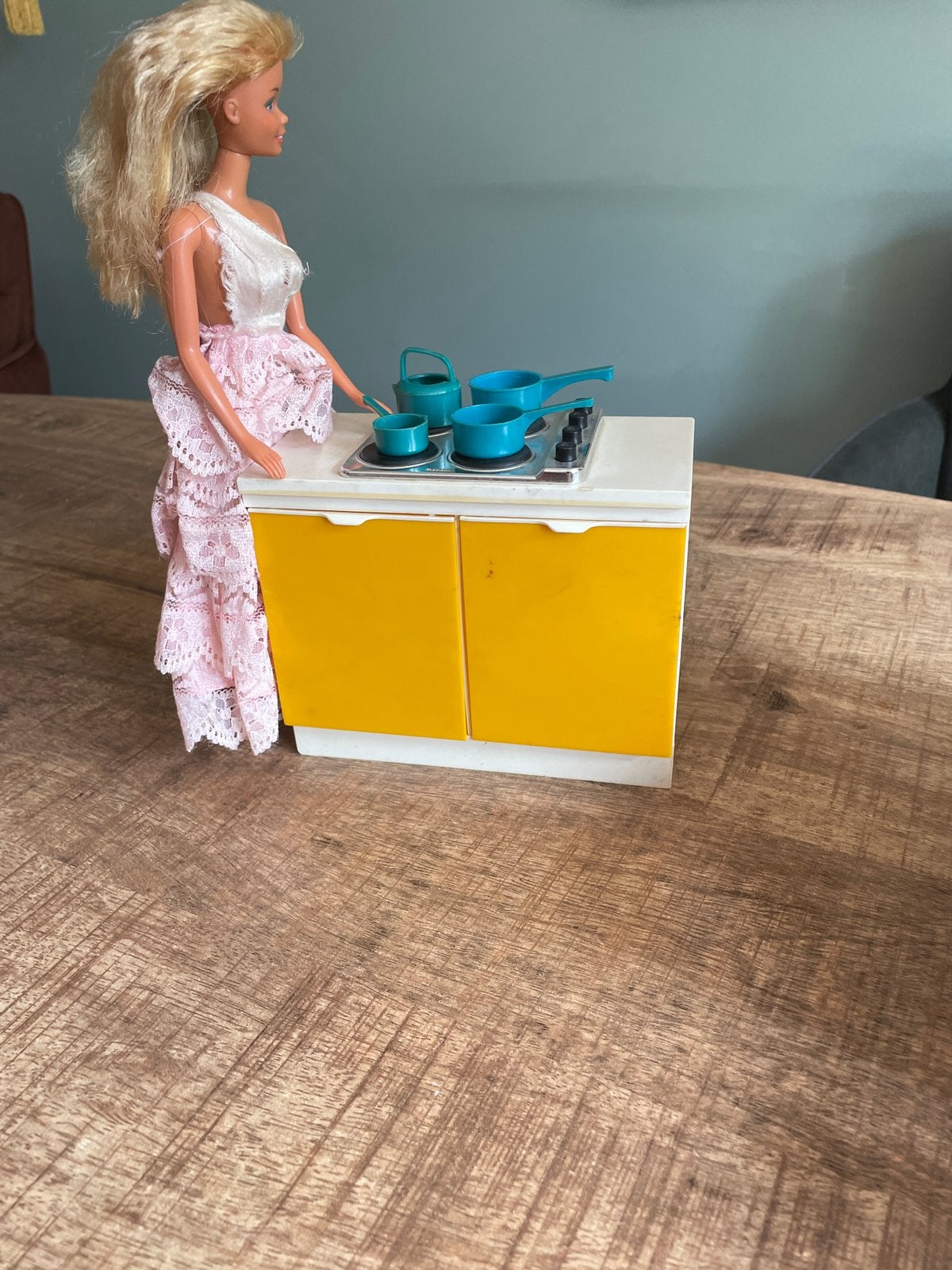Vintage barbie, kleding, kaptafel, bank en tafel, douche,, Ophalen of Verzenden, Zo goed als nieuw, Pop