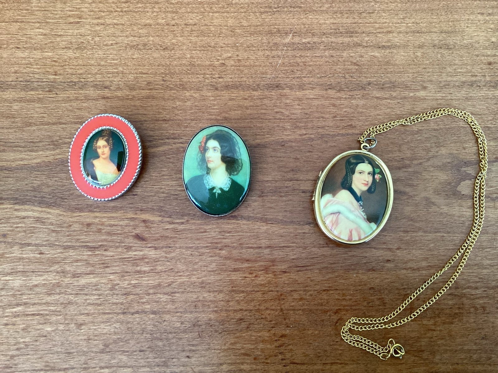 Portretminiaturen, broches en medaillon met ketting, Overige materialen, Gebruikt, Minder dan 4 cm, Ophalen of Verzenden