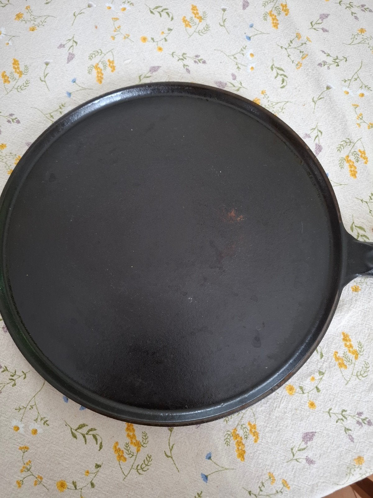 Staub crêpe pan - Zo goed als nieuw, Huis en Inrichting, Keuken | Keukenbenodigdheden, Ophalen, Zo goed als nieuw, Zwart, Metaal
