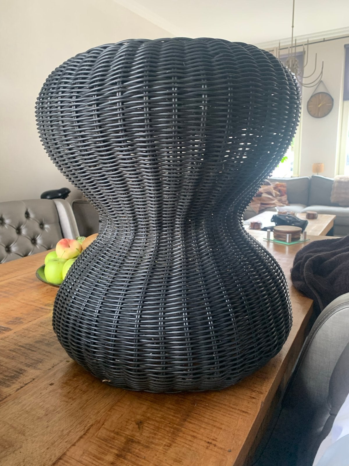 donkergrijze rotan kruk/bijzettafel - zandloper design, Huis en Inrichting, Woonaccessoires | Overige, Ophalen, Zo goed als nieuw