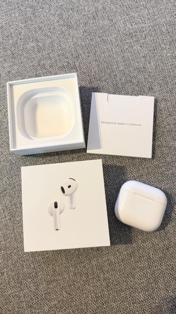 Apple Airpods 4 - with noise cancellation, Ophalen of Verzenden, Zo goed als nieuw, Apple, In oorschelp (earbud)
