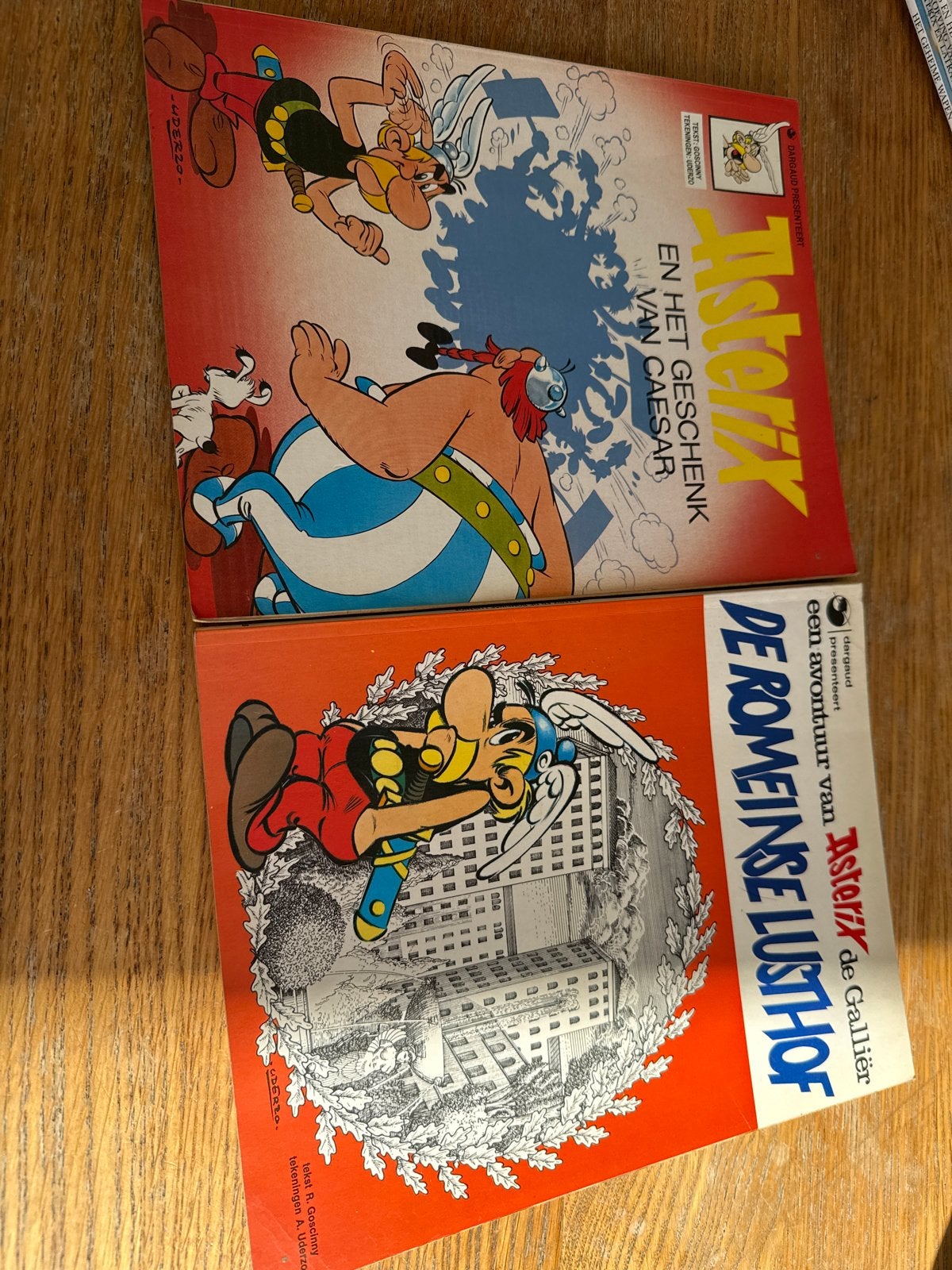 Asterix: Het Geschenk van Caesar & De Romeinse Lusthof, Meerdere stripboeken, Ophalen of Verzenden, Gelezen