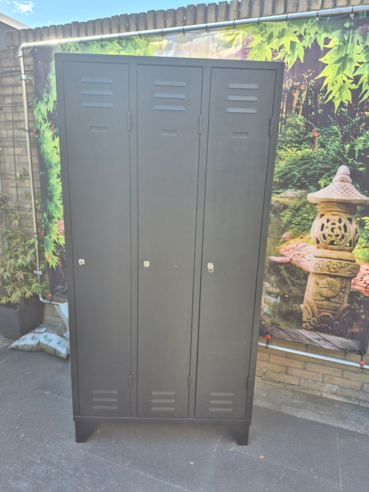 Zwarte metalen 3-deurs lockerkast met legplanken, Huis en Inrichting, Kasten | Lockerkasten, Ophalen, Gebruikt, Industrieel