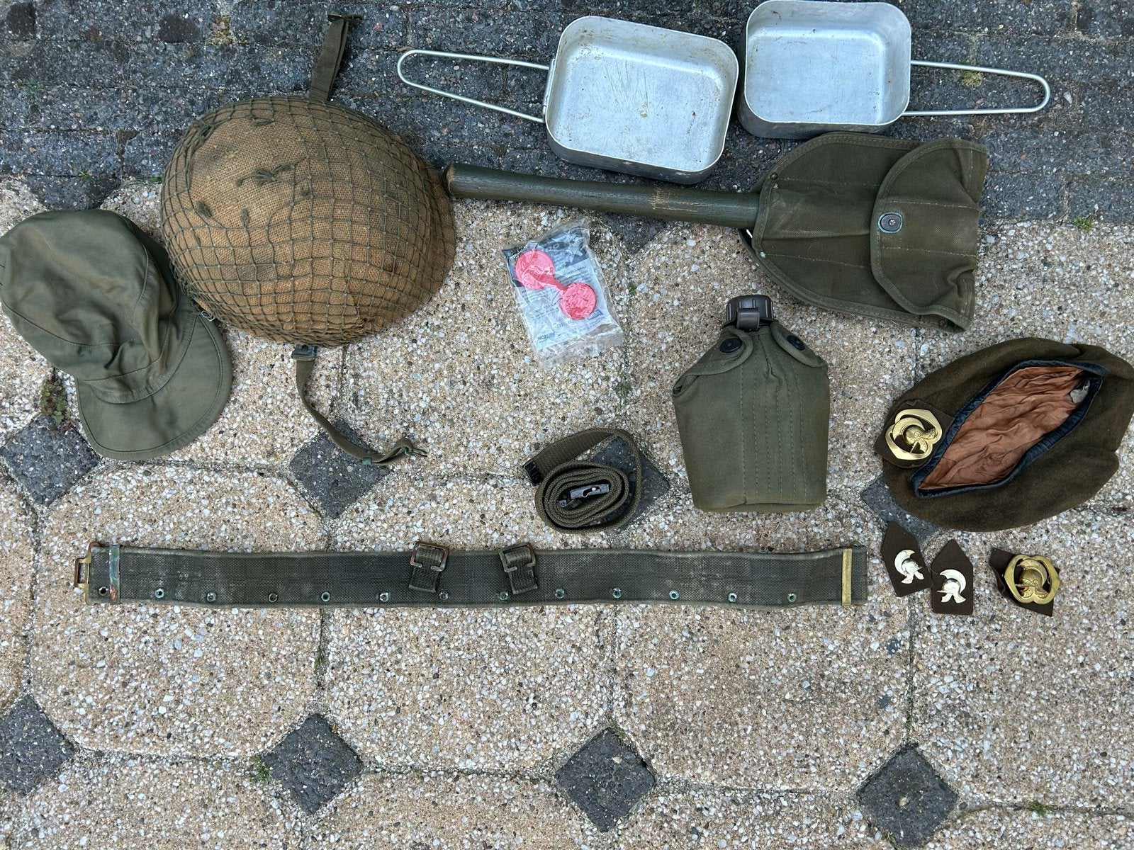 Plunjebaal met inhoud Militair uitrusting pakket - Landmacht, Verzamelen, Ophalen, Landmacht, Nederland, Helm of Baret