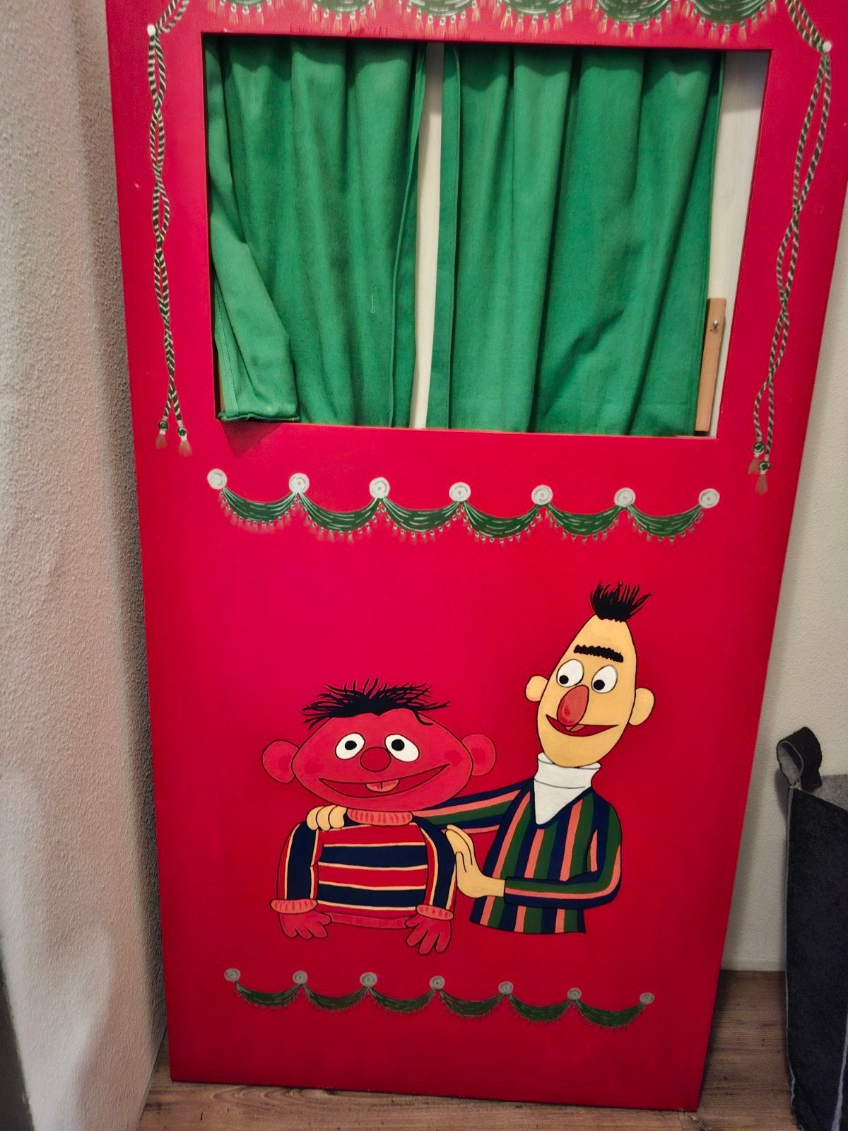 Poppenkast en decorstukken (zelfgemaakt) en handpoppen, Ophalen, Jongen of Meisje