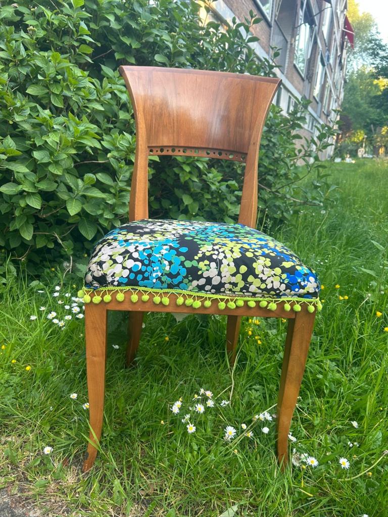 Houten stoel met mooie blauwen bloemen zitkussen, Ophalen