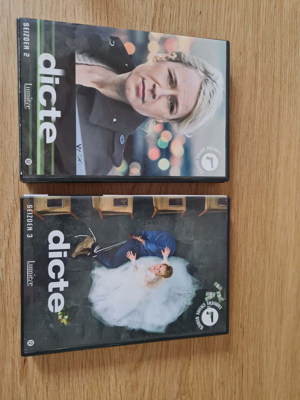 DVD Dicte Seizoen 2 en 3 - Misdaadserie in goede staat, Misdaad, Ophalen of Verzenden, Zo goed als nieuw, Seizoen 2