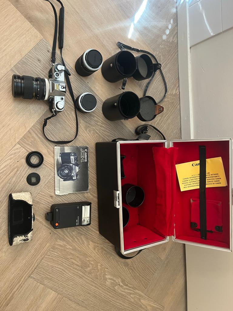 Canon AE-1 Spiegelreflexcamera met 3 lenzen en accessoires, Audio, Tv en Foto, Fotocamera's Analoog, Ophalen of Verzenden, Gebruikt