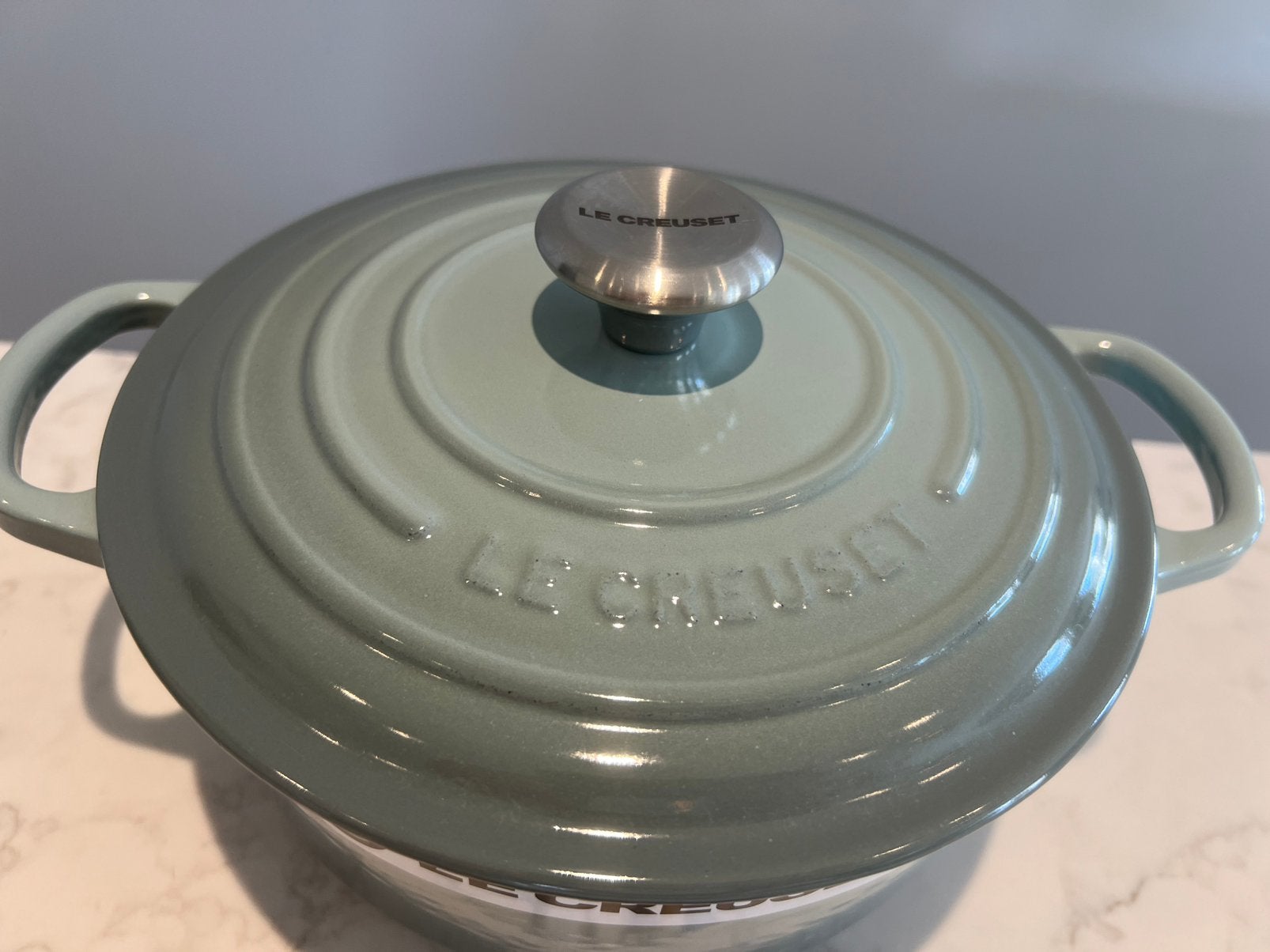 Le Creuset signature 20 cm Sea Salt heel erg goed, Met handvatten, Le Creuset, Ophalen of Verzenden, Zo goed als nieuw