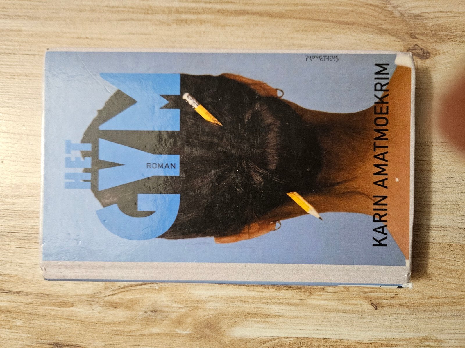 Het Gym - Karin Amatmoekrim - Roman, Boeken, Ophalen of Verzenden, Zo goed als nieuw, Karin Amatmoekrim, Nederland