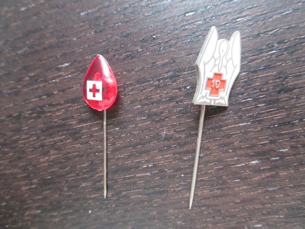 2 spelden Rode Kruis, Ophalen of Verzenden, Zo goed als nieuw, Overige onderwerpen, Speldje of Pin