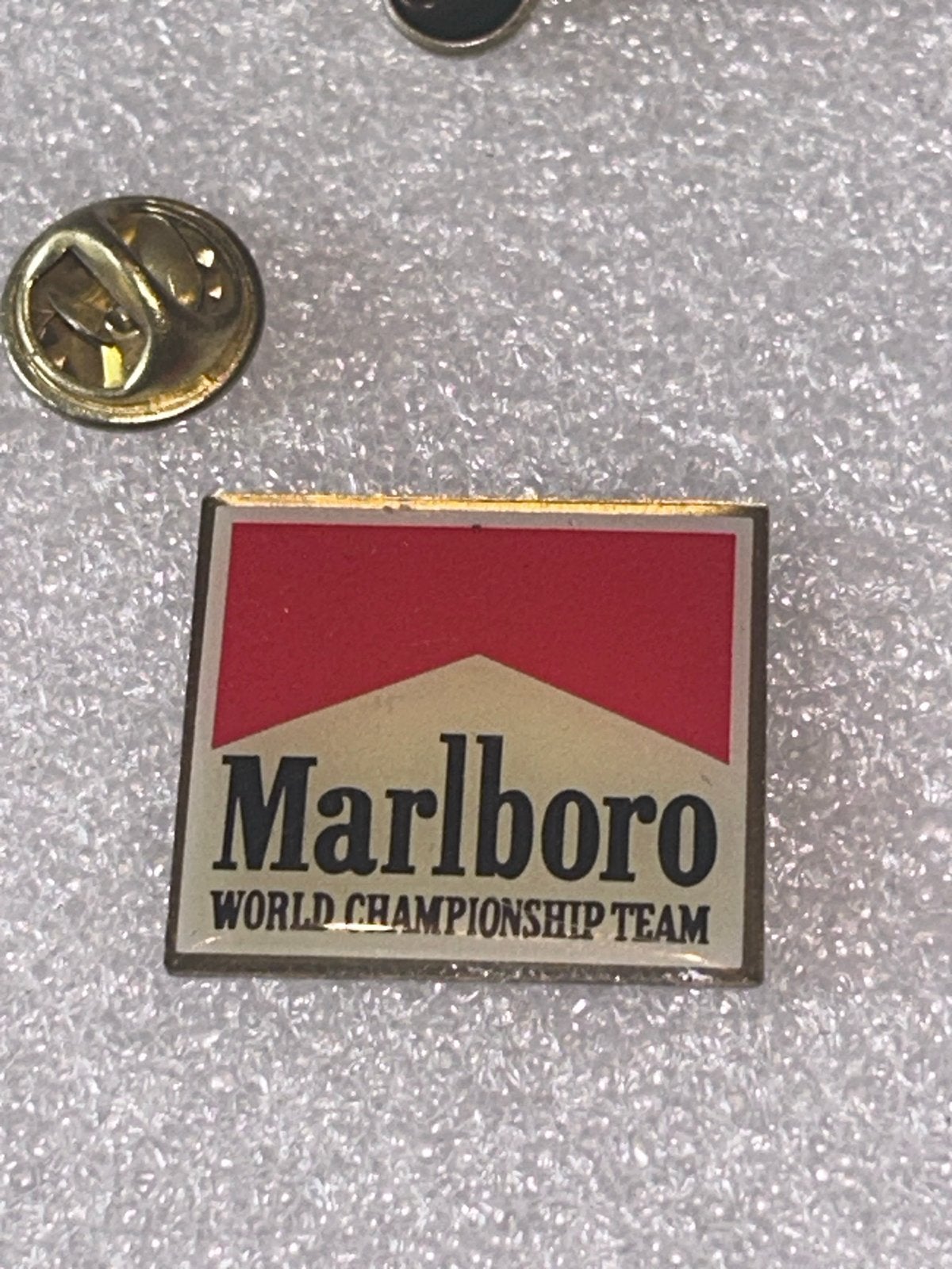 Marlboro World Championship Team pin, Ophalen of Verzenden, Gebruikt, Merk, Speldje of Pin