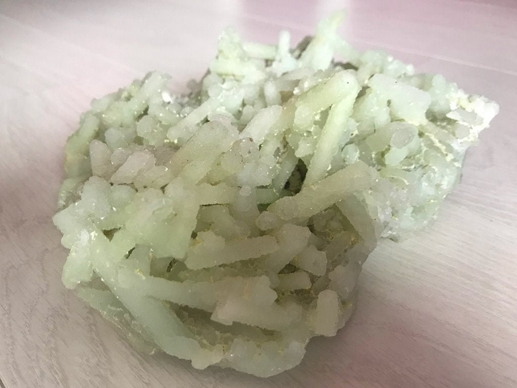 Prehniet Top stuk mineraal cluster 20 x 12 x 8 cm, 1.9 kg, Ophalen of Verzenden, Mineraal