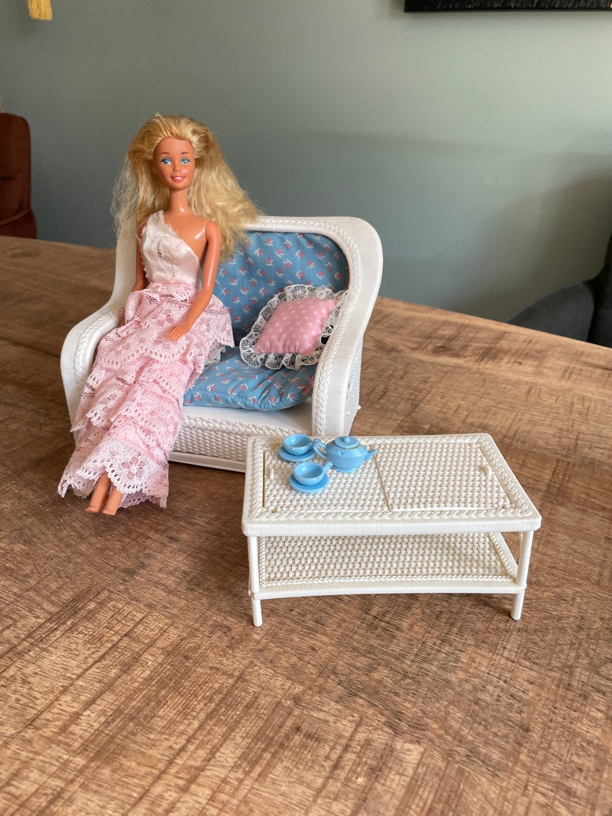 Vintage barbie, kleding, kaptafel, bank en tafel, douche,, Verzamelen, Poppen, Ophalen of Verzenden, Zo goed als nieuw, Pop