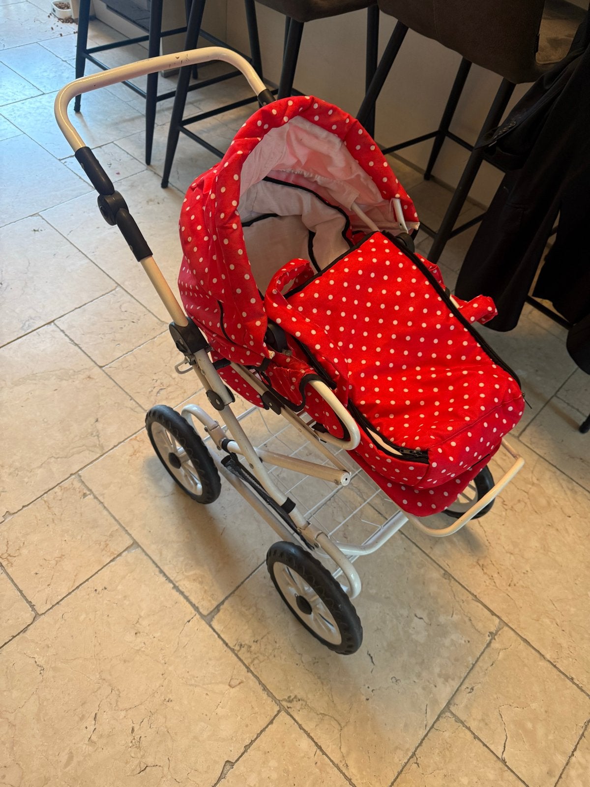 Brio poppenwagen rood met witte stippen, Kinderen en Baby's, Kinderwagens en Combinaties, Ophalen, Gebruikt, Kinderwagen, Overige merken