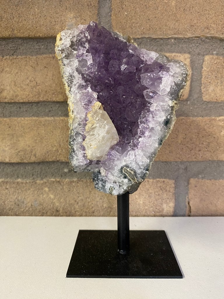 Amethist op standaard met Calciet, Ophalen of Verzenden, Mineraal