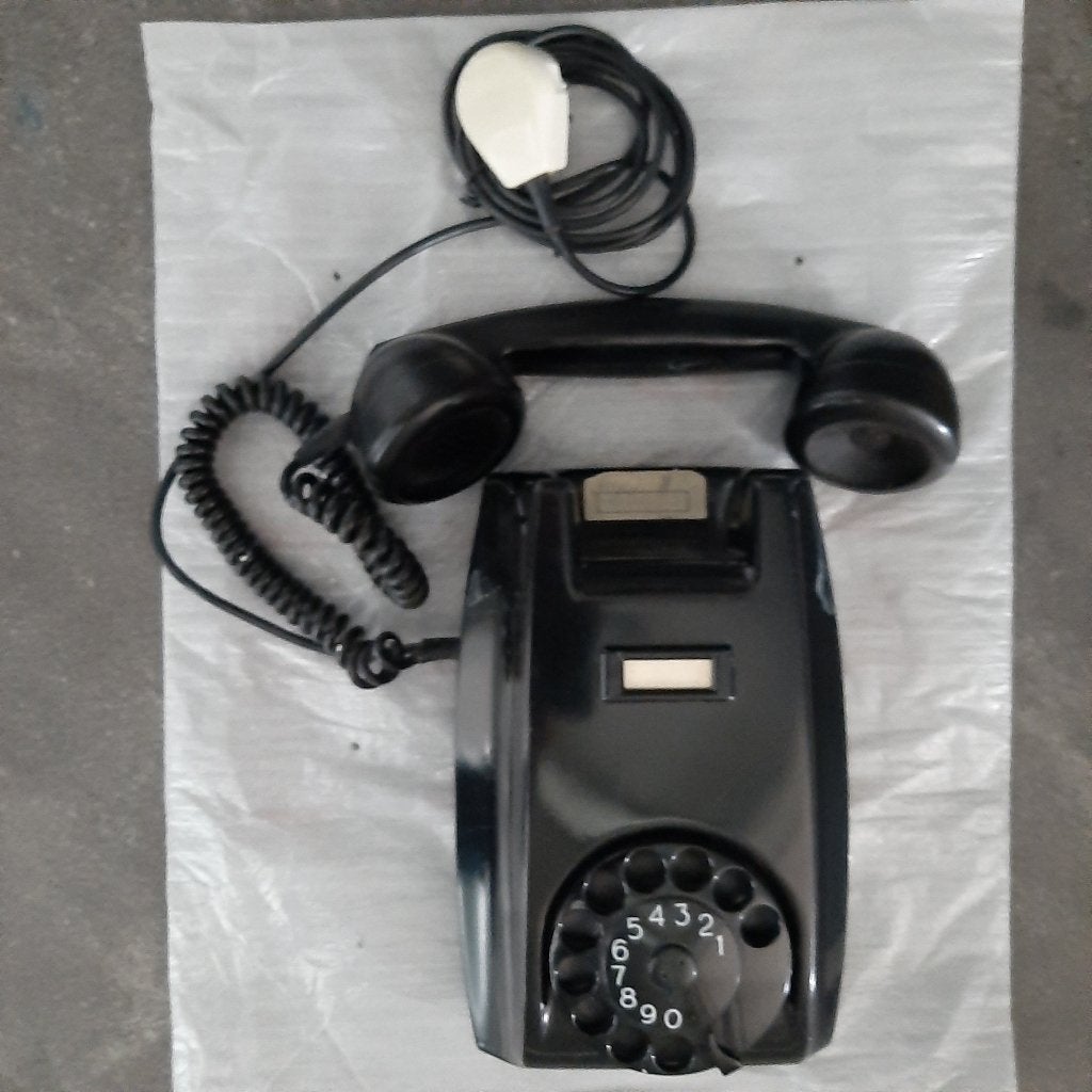 oude Bakelieten wandtelefoon, Ophalen, Met draaischijf