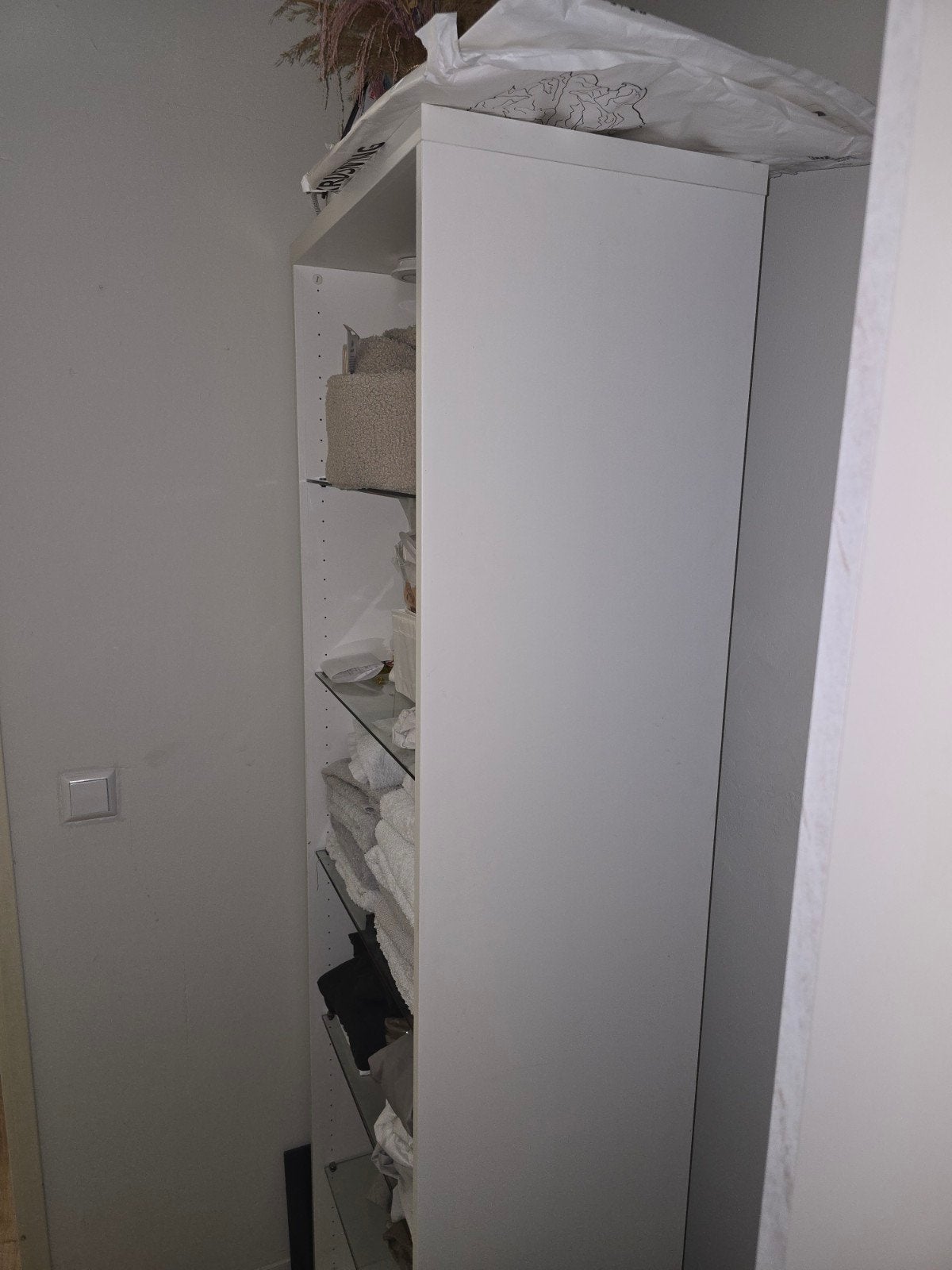 Witte smalle kast met glazen planken, Huis en Inrichting, Met plank(en), Gebruikt, Ophalen of Verzenden, Minder dan 25 cm